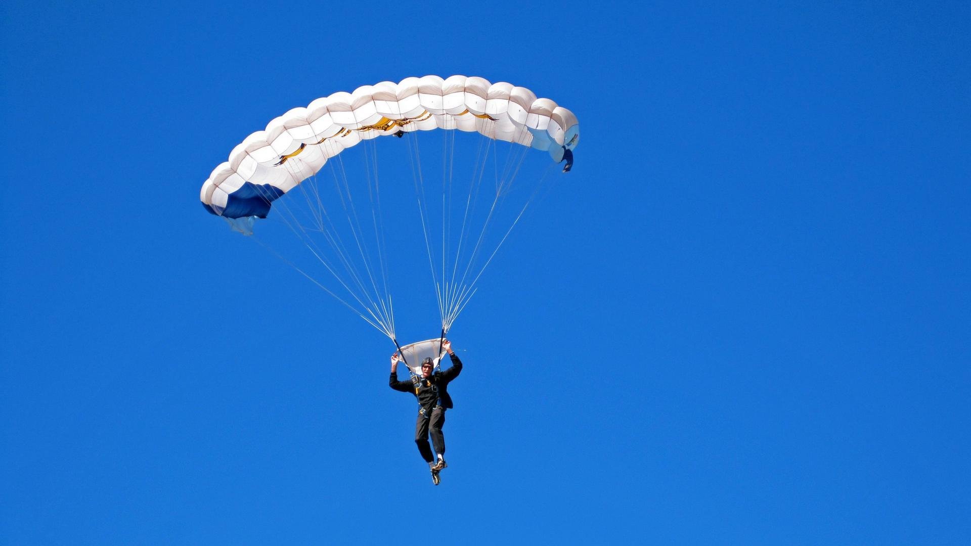 阿尔卡拉斯横扫对手晋级美网八强 新生代巨星闪耀法拉盛公园